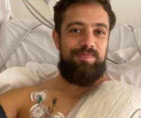 Rafael Cardoso, 35, passou por uma cirurgia cardíaca nesta quinta-feira (3). O ator é portador de uma miocardiopatia hipertrófica congênita, doença que faz com que uma porção do mú(Imagem:Reprodução)