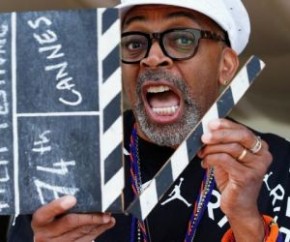 O diretor americano Spike Lee, presidente do júri de Cannes, colocou à venda em seu site comercial cartões postais da 74ª edição do Festival com seu próprio autógrafo, a um preço d(Imagem:Reprodução)