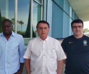 No vídeo, Bolsonaro aparece ao lado do senador Flávio Bolsonaro (Republicanos-RJ), do deputado federal Hélio Lopes (PSL-RJ) e do ministro das Relações Exteriores, Carlos Alberto Fr(Imagem:Reprodução)