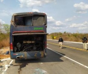 Em Colônia do Gurguéia/PI, na BR 135, km 195, em 16/10/2021 06:30, ocorreu acidente tombamento com veículo de transporte de passageiros.   Às 10:00h do dia 16/10/2021 a PRF  foi ac(Imagem:Reprodução)