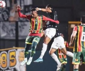 Com o resultado, o time maranhense chegou aos 15 pontos, atrás apenas de Náutico (20) e Coritiba (16). O Goiás fecha o G-4, com 12. O Remo, por outro lado, acabou o dia dentro da z(Imagem:Reprodução)