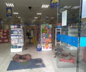 Bandidos tentam arrombar caixa eletrônico em farmácia na Avenida Barão de Gurguéia.(Imagem:Gorete Santos)