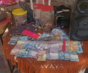 Mãe suspeita de usar as filhas pequenas para disfarçar venda de drogas é presa no Centro de Teresina(Imagem:Polícia Militar)