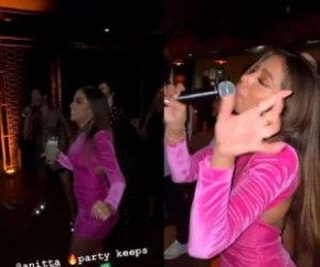 Como você acompanhou aqui no ESTRELANDO, Anitta completou 28 anos de idade na última terça-feira, dia 30, e iniciou as comemorações da data em uma balada em Miami, nos Estados Unid(Imagem:Reprodução)
