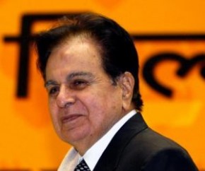 Dilip Kumar, uma das grandes estrelas de Bollywood, morreu nesta quarta-feira (7), aos 98 anos.  O anúncio de seu falecimento gerou uma onda de homenagens do mundo do cinema e de a(Imagem:Reprodução)