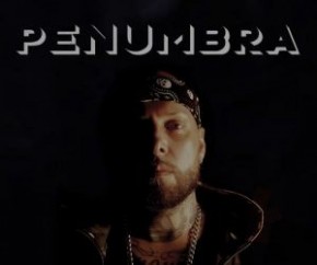 Em 2019, após afastamento de sete anos, o rapper Cabal ? nome do cantor e compositor paulistano Daniel Korn ? voltou ao disco com o single Fênix, produzido pelo duo Tropkillaz.  Do(Imagem:Reprodução)