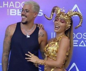 Amor de reality sobe a serra? Depois de ficarem três dias em uma ilha para gravar um reality, Anitta e seus amigos deixaram o lugar nessa segunda-feira, dia 15. E ela voltou na com(Imagem:Reprodução)