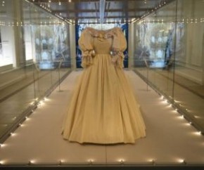O vestido de noiva da princesa Diana está sendo exibido ao público a partir desta quinta-feira (3) em Londres. O traje foi emprestado pelos filhos de Diana, os príncipes William e(Imagem:Reprodução)