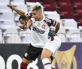 O Fluminense, por sua vez, fez com que Diego Alves trabalhasse ainda viu a bola beijar caprichosamente a trave em lance que colocaria 3 a 0 no placar. O Flamengo atacava sem inspir(Imagem:Reprodução)