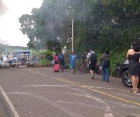 Segundo os moradores, a energia da região vem sofrendo queda desde quando a rede elétrica de Teresina foi prejudicada durante temporal na noite do réveillon, dia 31 de dezembro de(Imagem:Reprodução)