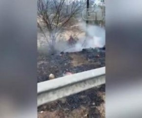 O fogo foi controlado por populares (veja vídeo acima). Já o suspeito foi levado para a Delegacia de Polícia Civil do município. Segundo a PM, o homem já possuía passagem pela polí(Imagem:Reprodução)