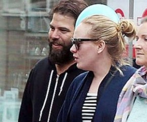 Quase dois anos após o anúncio da separação, Adele e seu ex-marido, Simon Konecki, chegaram a um acordo final sobre os termos do divórcio. De acordo com a revista People, ambos ent(Imagem:Reprodução)