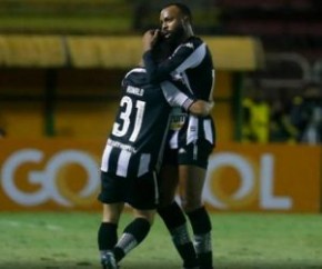 Mesmo sem ângulo, ele arriscou o chute de fora da área, que parecia mais um cruzamento, mas pegou o goleiro Ronaldo de surpresa aos 20 minutos do segundo tempo.  Foi um lance estra(Imagem:Reprodução)