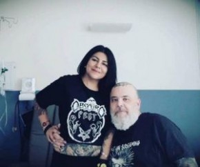 O músico João Gordo, 56, revela que após anos de uso de drogas vive uma vida totalmente sem vícios. De acordo com ele, sua mulher, Vivi, foi a responsável pela mudança de postura.(Imagem:Reprodução)