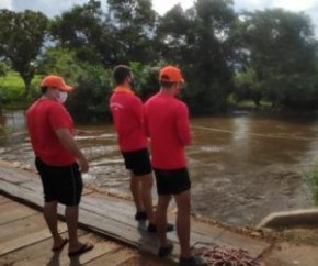 Ainda segundo os bombeiros, a correnteza do rio está bastante forte, e a água escura dificulta o trabalho dos mergulhadores. Com a chegada da noite de domingo, o trabalho de busca(Imagem:Reprodução)