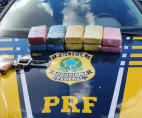 A droga está avaliada em R$ 1,2 Milhões. Além da cocaína, os policiais encontraram no mesmo compartimento um revólver calibre 38 com cinco munições não deflagradas.  Diante do flag(Imagem:Reprodução)