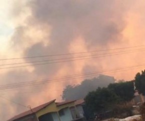 A guarnição dos bombeiros ainda permanece no local. O tenente não soube informar se o fogo estava controlado.(Imagem:Reprodução)