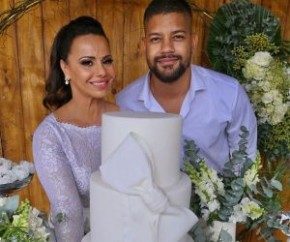 Viviane Araújo, 46, e Guilherme Militão, 32, se casaram na tarde desta quinta (13), em um cartório no Rio. A atriz publicou fotos vestida de noiva no Instagram e se declarou ao mar(Imagem:Reprodução)