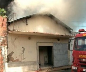 A queima do material de borracha armazenado dentro do galpão provocou uma grande fumaça, que pode ser vista de vários pontos da cidade. O incêndio também atingiu o telhado do depós(Imagem:Reprodução)