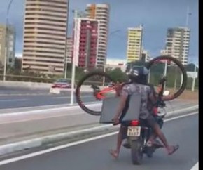 Suspeito flagrado levando bicicleta e TV em moto é preso(Imagem:Reprodução)