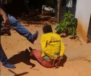Policial civil é filmado espancando preso com pés e mãos amarrados no Piauí(Imagem:Reprodução)