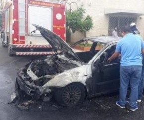 ?Na saída do estacionamento do estabelecimento, os populares o alertaram sobre o incêndio. O motorista tentou apagar as chamas com um extintor, mas não conseguiu?, disse.  Os bombe(Imagem:Reprodução)