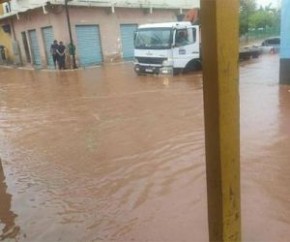 A forte chuva que caiu nesta terça-feira (16) deixou várias ruas e casas alagadas no município de Picos, a 306 km ao Sul de Teresina. Vídeos que circulam nas redes sociais mostram(Imagem:Reprodução)