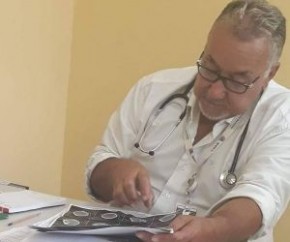 José Antonio Cantuária Monteiro Rosa tinha 62 anos, era médico, ex-vereador da cidade de Boa Hora/PI e ex-diretor do Hospital Getúlio Vargas (HGV).  Nesse momento de dor e resignaç(Imagem:Reprodução)