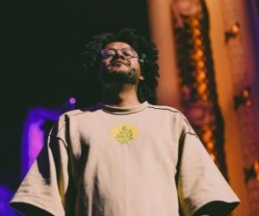 Em 27 de novembro de 2019, Emicida subiu ao palco do Theatro Municipal de São Paulo para fazer a estreia do show do então recém-lançado álbum AmarElo (2019) e para soltar ? em redu(Imagem:Reprodução)