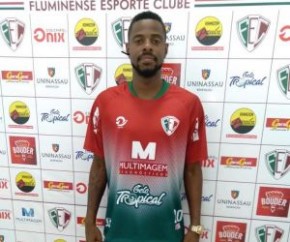 A equipe do Fluminense continua buscando peças no mercado para seu elenco. O time comandado por Wallace Lemos confirmou o nome de Victor Hugo, volante, de 27 anos. O jogador chegou(Imagem:Reprodução)