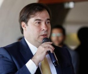 O presidente da Câmara, Rodrigo Maia (DEM-RJ), disse não ter dúvidas de que o ministro da Saúde, Eduardo Pazuello, cometeu crime ao conduzir a pasta durante a pandemia da covid-19(Imagem:Reprodução)