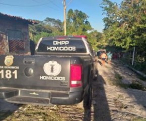 Conforme a polícia, o homem foi atingido em um local e foi arrastado às margens do rio. O delegado não soube precisar quantas pessoas teriam participado do crime.  A Perícia Crimin(Imagem:Reprodução)