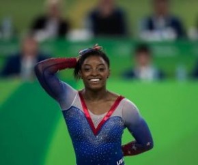 Simone Biles desabafou ao falar sobre os problemas de saúde mental que vem sofrendo desde as Olimpíadas de Tóquio-2020. A ginasta disse que ainda não se sente totalmente segura par(Imagem:Reprodução)