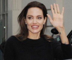 A atriz e cineasta Angelina Jolie, 46, foi vista deixando o apartamento do ator inglês Jonny Lee Miller, 48, seu ex-marido, em Nova York. Segundo o Page Six, a atriz visitou Miller(Imagem:Reprodução)