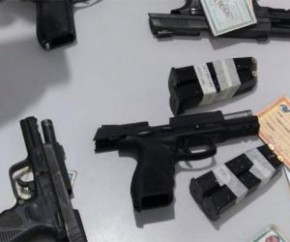 Pistolas.40 pertecentes à Polícia Militar do Maranhão e carros usados para dar suporte ao grupo foram apreendidas.  Os policiais militares estão detidos no 10º Batalhão à disposiçã(Imagem:Reprodução)