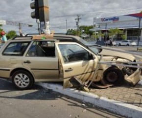 Os dois condutores foram submetidos a teste de alcoolemia, que teve resultado negativo para ingestão de álcool em ambos. Em consequência da colisão, os veículos ficaram impossibili(Imagem:Reprodução)