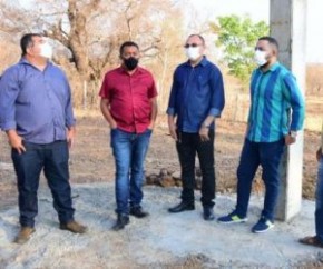 Nesta manhã de quinta-feira (16), o prefeito Joel Rodrigues, o secretário de Educação, Nylfranyo Ferreira e vereador David Oka, visitaram a Escola Municipal Benedito Rodrigues da S(Imagem:Reprodução)