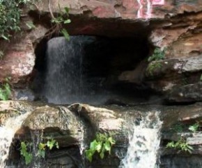 ?A fazenda está cravada em uma data de terra muito antiga chamada serra, por causa da Serra de Santo Antônio. O primeiro herdeiro que se tem conhecimento se chama José Barbosa Ferr(Imagem:Reprodução)