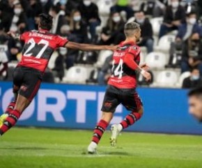 Cerca de 2 mil torcedores paraguaios assistiram de perto no estádio Manuel Ferreira cinco gols, atuação determinante do árbitro de vídeo, expulsão revertida, ambulância em campo, d(Imagem:Reprodução)