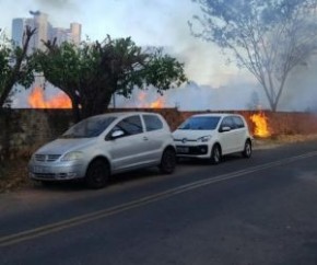 Incêndio em terreno assusta moradores de condomínio(Imagem:Ângela/TV Clube)