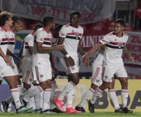 Lidera o Grupo B com 10 pontos em cinco partidas. O time do ABC é lanterna do D com 1 ponto em 15 possíveis.  Fragilidade do São Caetano à parte, o fato é que o São Paulo apresento(Imagem:Reprodução)