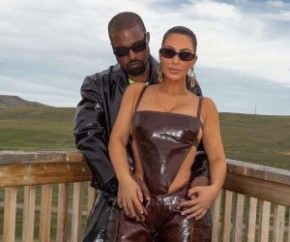 Kim Kardashian está fazendo de tudo para que seu divórcio com Kanye West ocorra da melhor maneira possível, mesmo que isso signifique continuar casada por mais algum tempo. Segundo(Imagem:Reprodução)