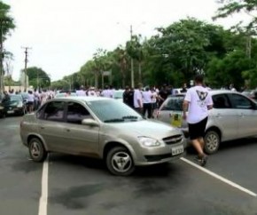 Um carro foi atingido por um tiro, na tarde desta terça-feira (23), durante uma manifestação dos motoristas aplicativo na ponte Juscelino Kubitschek, no Centro de Teresina. Ninguém(Imagem:Reprodução)