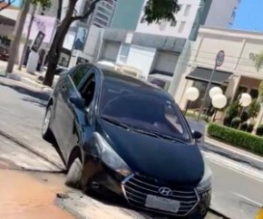 Um carro caiu e ficou preso em um buraco no cruzamento da Rua Senador Cândido Ferraz com a Avenida Nossa Senhora de Fátima, Zona Leste de Teresina. O caso ocorreu nesta segunda-fei(Imagem:Reprodução)