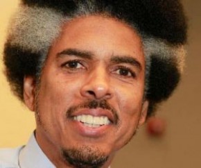 Shock G, um dos fundadores do grupo de hip hop Digital Underground, morreu nesta quinta-feira (22), aos 57 anos.  De acordo com o site TMZ, Edward Racker, pai do rapper, informou q(Imagem:Reprodução)