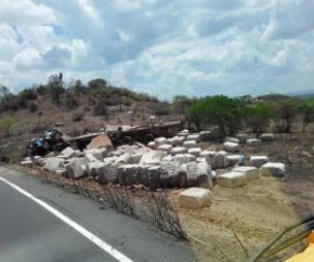 Caminhão carregado de algodão tomba próximo a Floriano(Imagem:Reprodução)