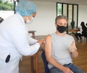 Luciano Huck toma primeira dose da vacina contra a Covid-19(Imagem:Reprodução)