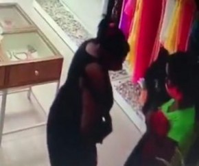 Na terça-feira (26), as mesmas mulheres foram vistas furtando roupas de uma outra loja também na região. Segundo a proprietária da loja, que preferiu não se identificar, a dupla já(Imagem:Reprodução)