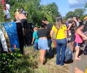 Ônibus tombou na entrada de Altos, no Norte do Piauí(Imagem:Reprodução)