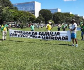 RN O ato começou às 9h e foi em frente ao shopping Midway Mall, que fica no cruzamento entre as duas principais avenidas de Natal. O lema é 